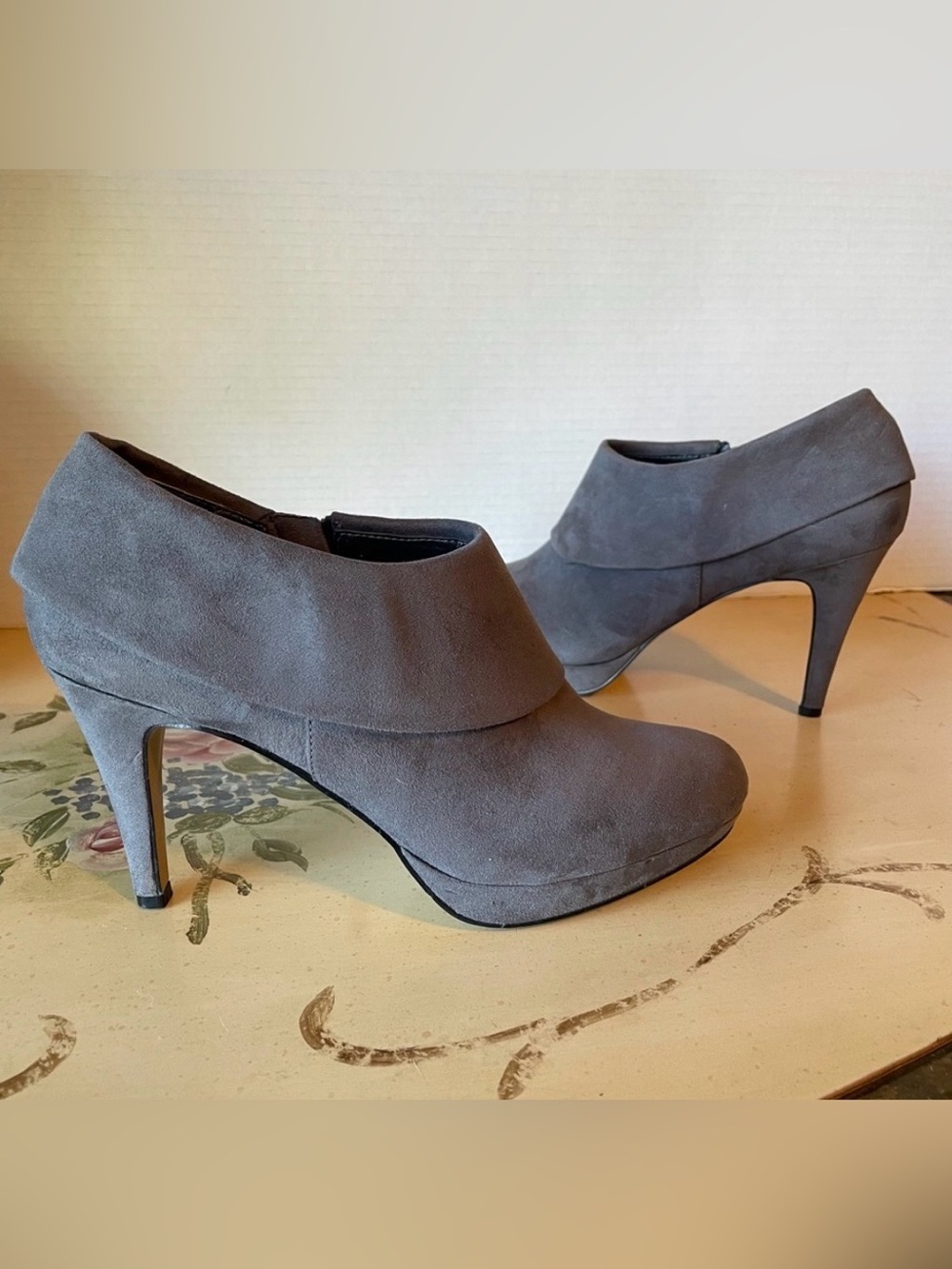 Adrienne Vittadini Polenta Gray Suede Leather Cuffed Heeled Ankle Booties Boots